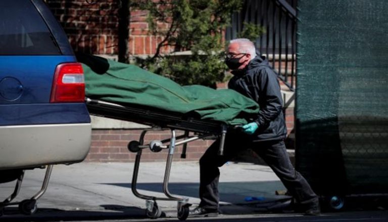 نقل جثمان متوفى بفيروس كورونا من مستشفى بنيويورك