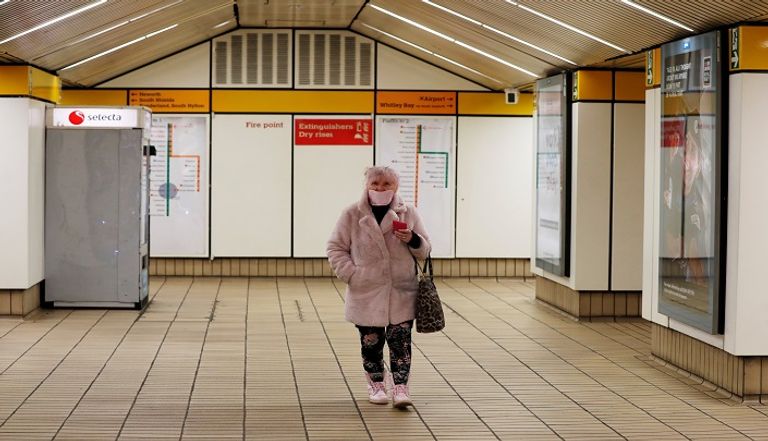 شخص يرتدي كمامة للوقاية من عدوى كورونا في بريطانيا