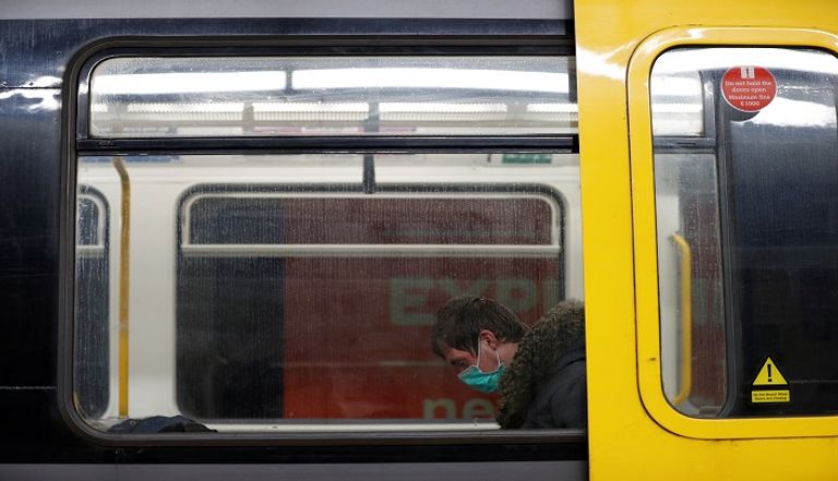 شخص يرتدي كمامة للوقاية من عدوى كورونا في بريطانيا