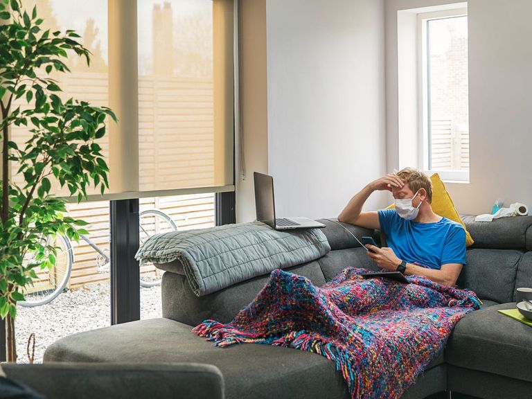 فتاة تجلس إلى جوار نافذة