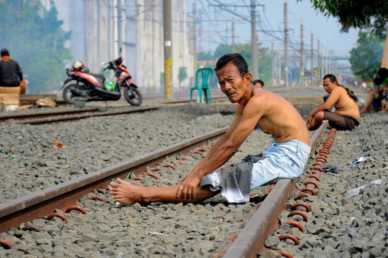 إندونيسيون يتمددون تحت أشعة الشمس