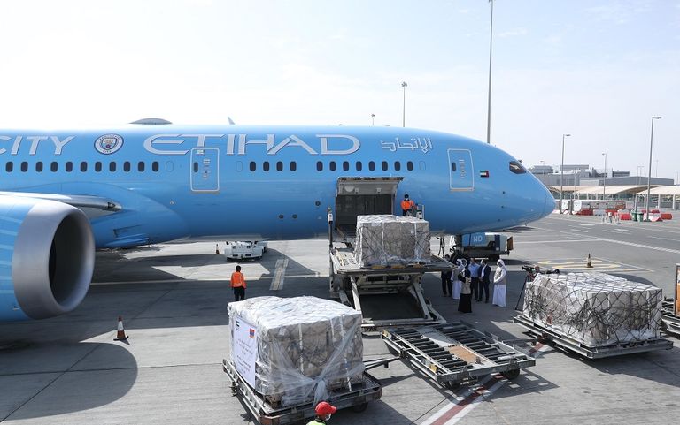 طائرة إماراتية تحمل إمدادات طبية