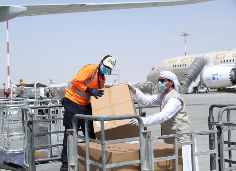 طائرة إماراتية تحمل إمدادات طبية