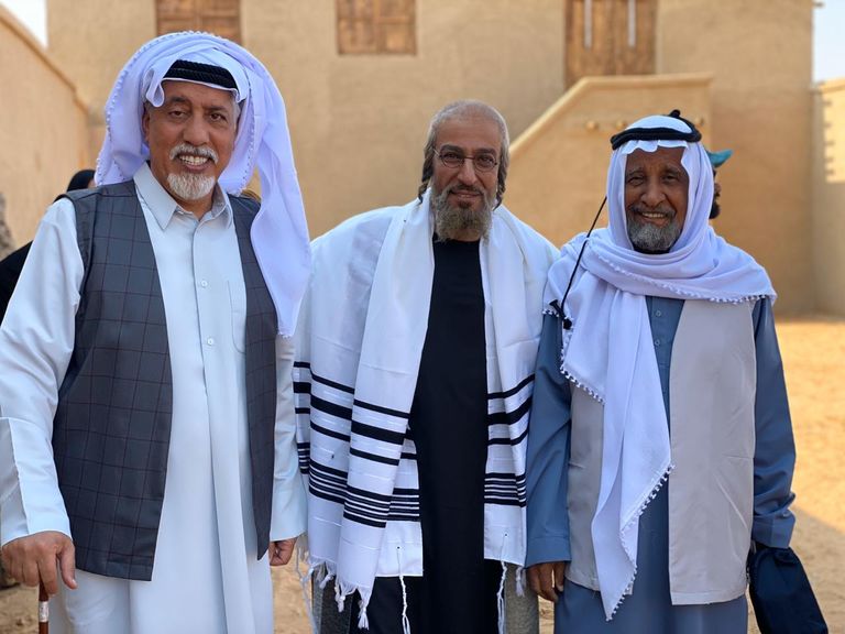 النجم أحمد الجسمي مع أسرة المسلسل