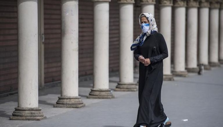 مغربية ترتدي الكمامة في أحد شوارع الدار البيضاء
