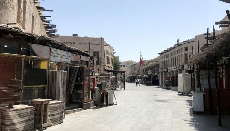 سوق في قطر تخلو من المارة بسبب حظر التجول