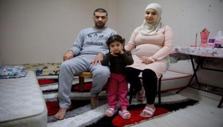 محمد عيد وزوجته وابنته في منزلهم بإسطنبول