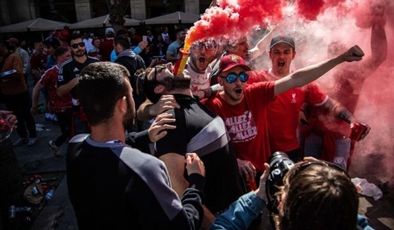 الشرطة الإنجليزية وجماهير الكرة