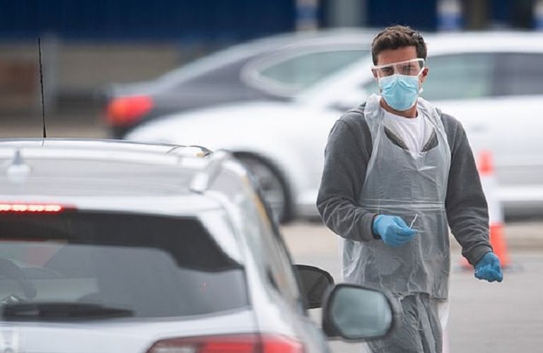 أحد موظفي الرعاية الصحية