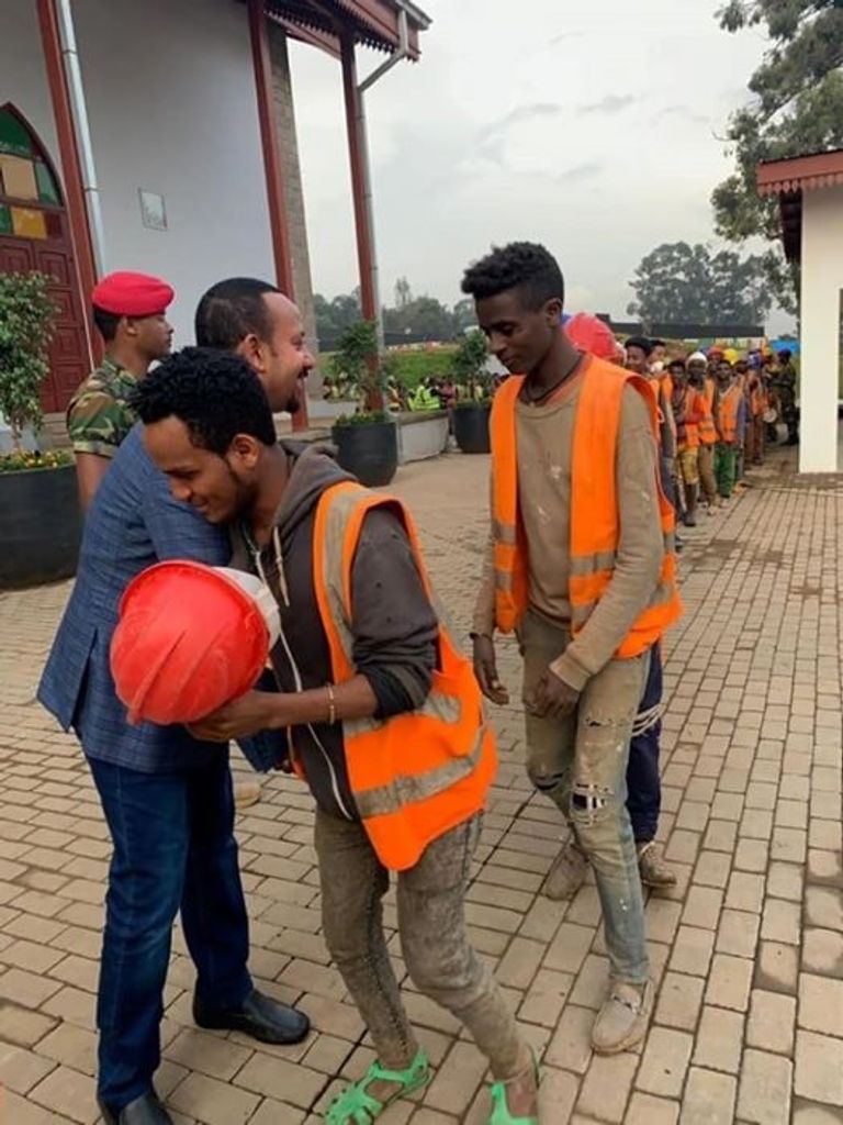 صورة للعمال في أحد مشروعات البناء بأديس أبابا