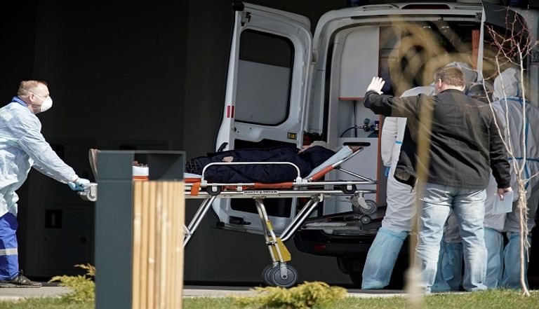 نقل مصاب بكورونا إلى المشفى في روسيا