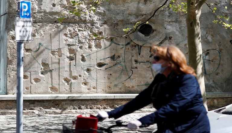 نقل مصاب بكورونا إلى المشفى في روسيا