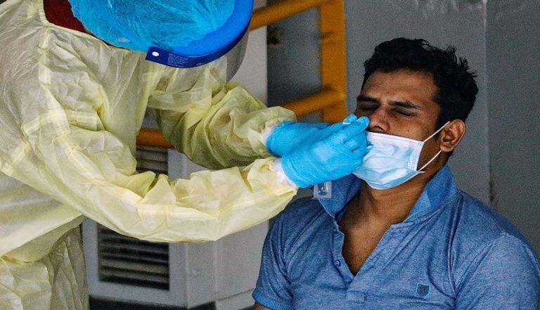 نقل مصاب بكورونا إلى المشفى في روسيا