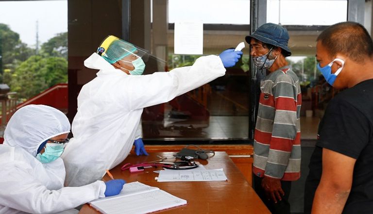 شخص يخضع لفحص كورونا في الهند