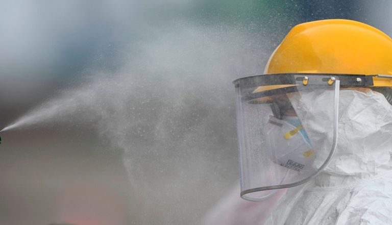 شخص يخضع لفحص كورونا في الهند