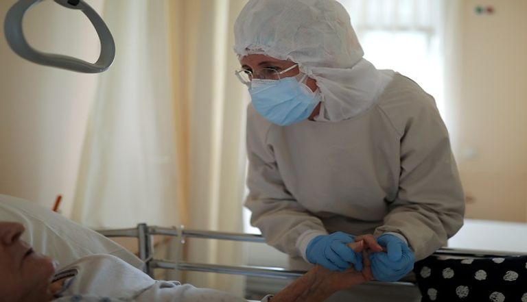 مسن يرتدي كمامة للوقاية من عدوى كورونا في إسبانيا