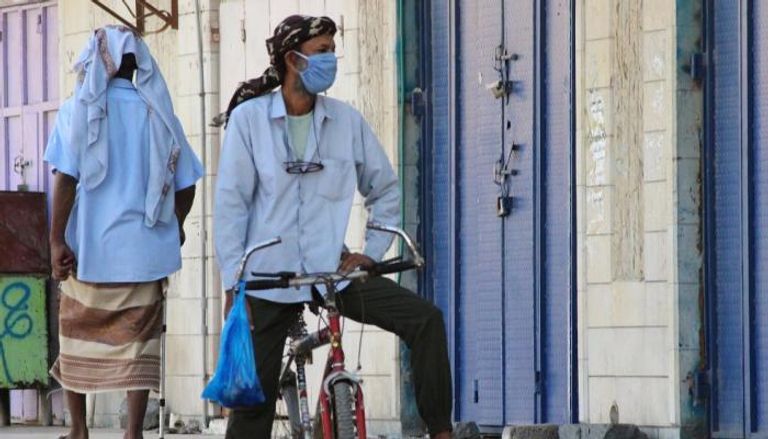 رجل يرتدي كمامة للوقاية من فيروس كورونا في اليمن