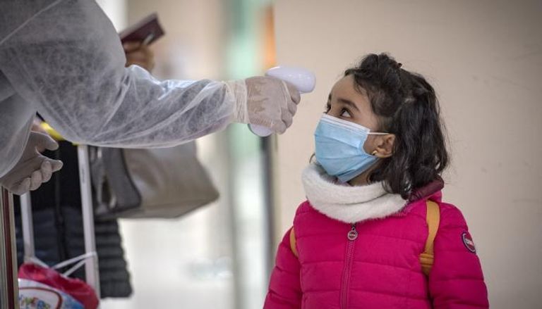 طفلة مغربية تخضع لكاشف درجات الحرارة للتأكد من عدم إصابتها بفيروس كورونا