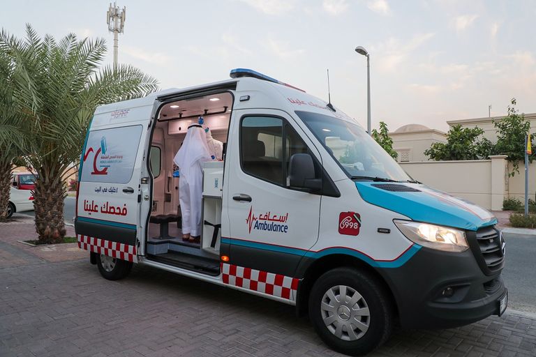 "إسعاف دبي" توزع المير الرمضاني على عائلات طواقمها الإسعافية مسلمون يتناولون فطورهم معا في أحد مساجد بنجلاديش