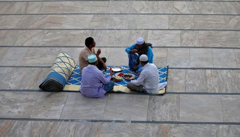 مسلمون يتناولون فطورهم معا في أحد مساجد بنجلاديش