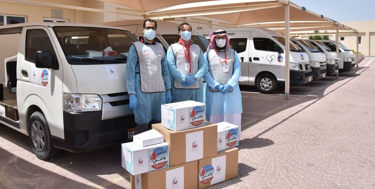 مسلمون يتناولون فطورهم معا في أحد مساجد بنجلاديش