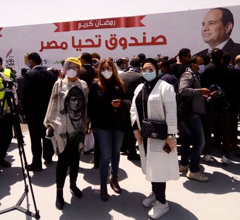 مسلمون يتناولون فطورهم معا في أحد مساجد بنجلاديش