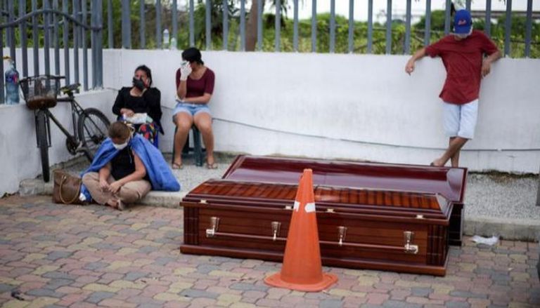 تكدس جثث ضحايا كورونا المستجد بسبب انهيار نظام المستشفيات بالإكوادور 