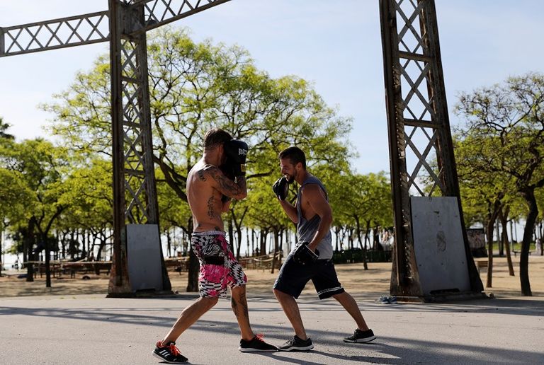 صندوق للرجال خلال الساعات التي يُسمح فيها بممارسة التمارين الرياضية في الهواء الطلق السماح للإسبان بالتريض لأول مرة منذ 7 أسابيع مع تخفيف إجراءات العزل