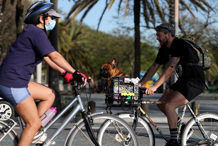 السماح للإسبان بالتريض لأول مرة منذ 7 أسابيع مع تخفيف إجراءات العزل