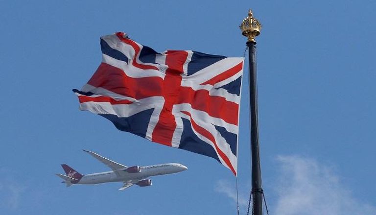 طائرة ركاب تحلق فوق علم بريطانيا