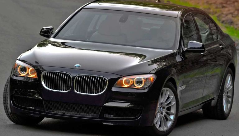 سيارة  بي إم دبليو الفئة السابعة موديل 2011 والتى تتميز بملك الألونات اللون الأسود  طراز XTS