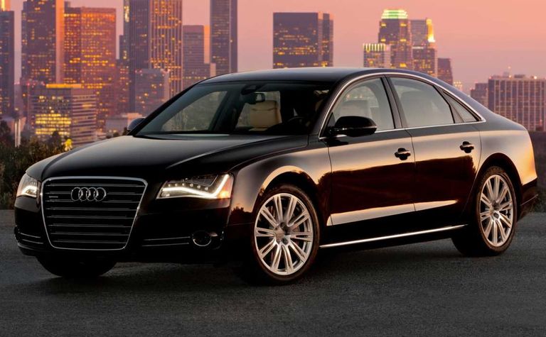 سيارة أودى التى تتميز باللون البني الغامق  طراز XTS