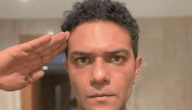 آسر ياسين يوجه التحية العسكرية لشهداء الجيش المصري