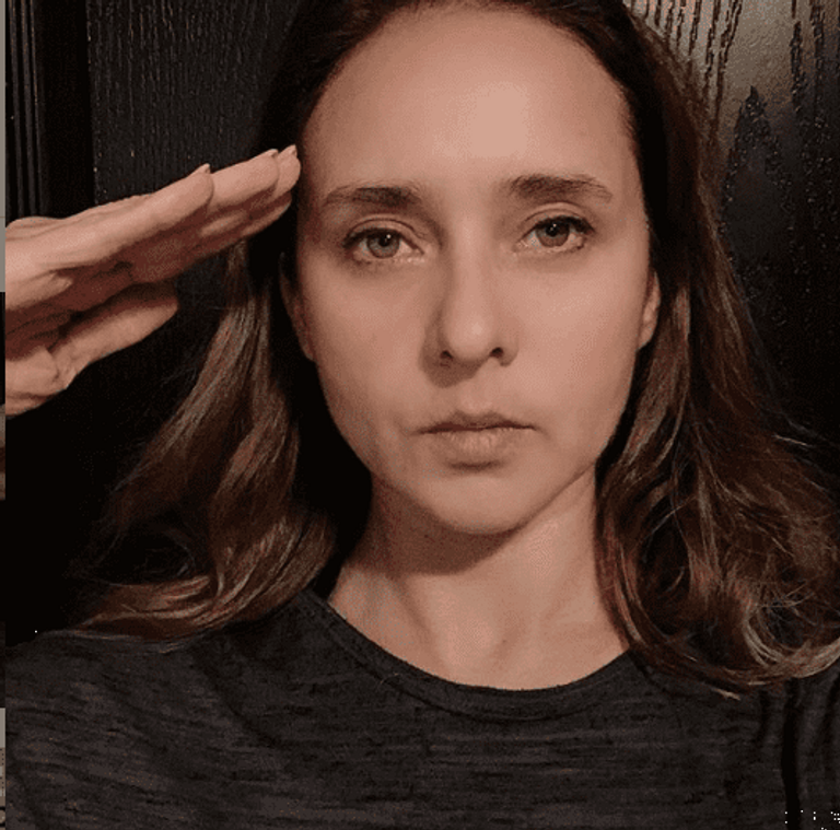 آسر ياسين يوجه التحية العسكرية لشهداء الجيش المصري