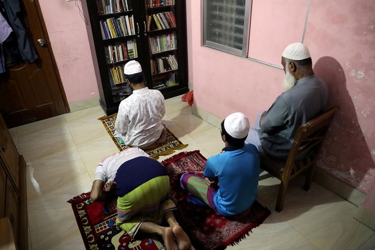 أسرة تقيم الصلاة فى المنزل لتجنب فيروس الكورونا وباء فيروس كورونا منع فتح المساجد في رمضان