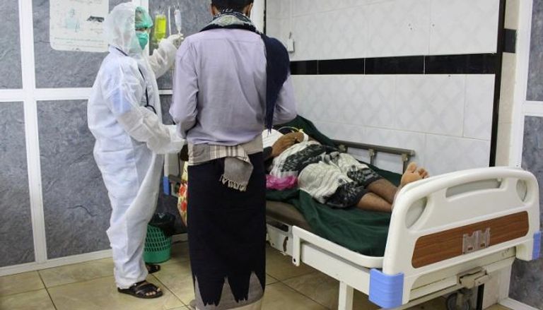 طبيب يفحص يمنيا مشتبه بإصابته بفيروس كورونا