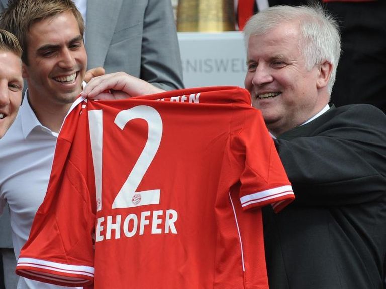 هورست زيهوفر وزير الداخلية الألماني فريق بايرن ميونيخ