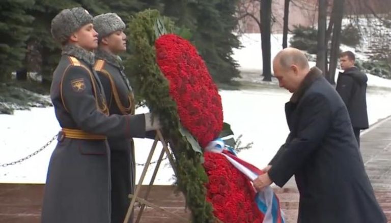بوتين في لقطة أرشيفية يضع إكليلا من الزهور على نصب الجندي المجهول