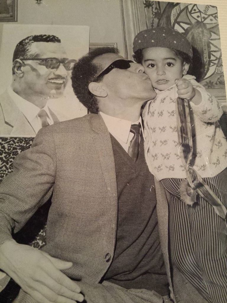 صورة نادرة للفنان سيد مكاوي مع ابنته الكبرى إيناس سيد مكاوي مع السيدة أم كلثوم