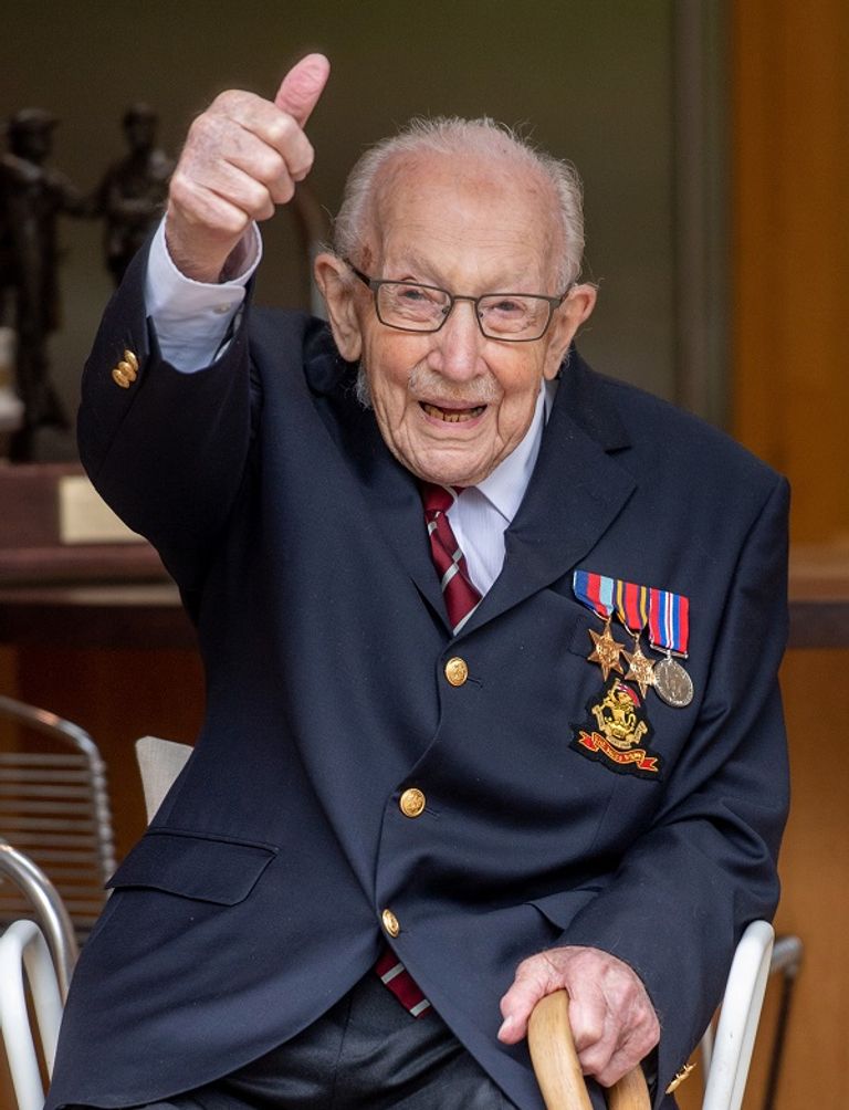 كورنيفا تنسج الجوربين للكابتن توم