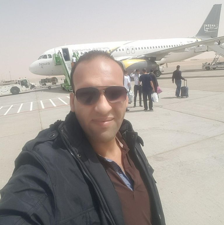 الشاب المصري أحمد مصطفي  المتعاقي من فيروس كورونا عقب عودته من السعودية إلى مطار القاهرة