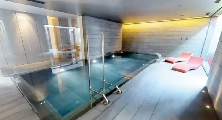 حمام السباحة إيدين هازارد