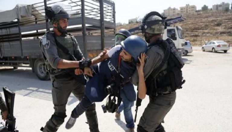 جنود الاحتلال يعتدون على أحد الصحفيين الفلسطينيين - أرشيفية