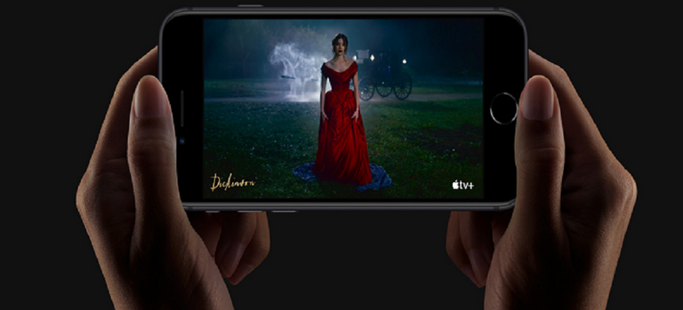 صورة توضح تشغيل فيديو على هاتف أيفون SE الجديد هاتف iPhone SE الجديد