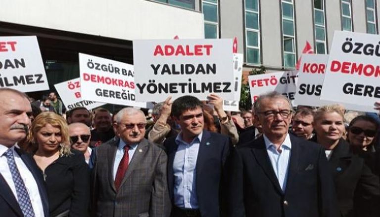 صحفيون أتراك يطالبون بإطلاق سراح زملائهم