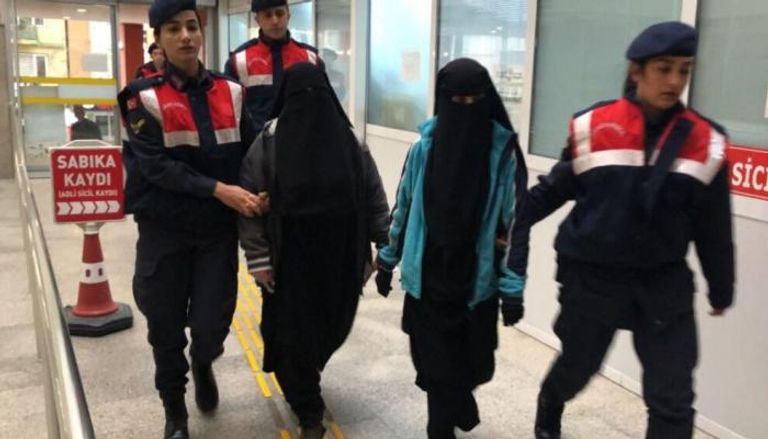 نساء من داعش محتجزات بتركيا