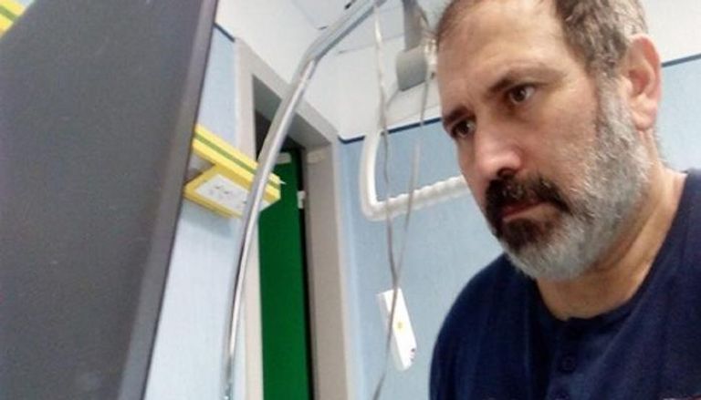 المدرس الإيطالي أمبروجيو إياكونو أثناء تلقيه العلاج في المستشفى
