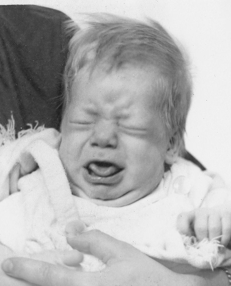 صورة لرئيس الوزراء جونسون وهو رضيع الرضيع يحمل اسم جديه وطبيبين أنقذا والده