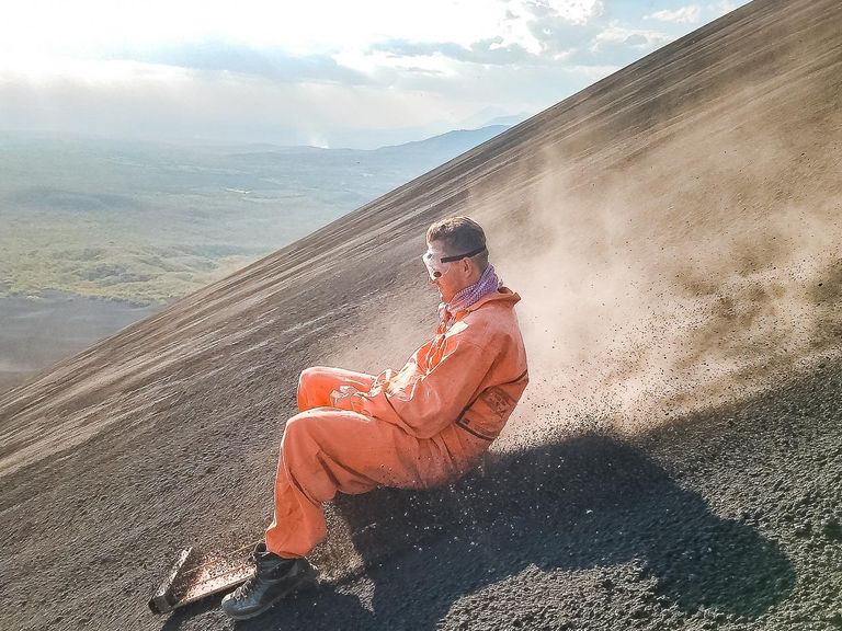 التزلج على البراكين رياضة خطيرة التزلج على البراكين