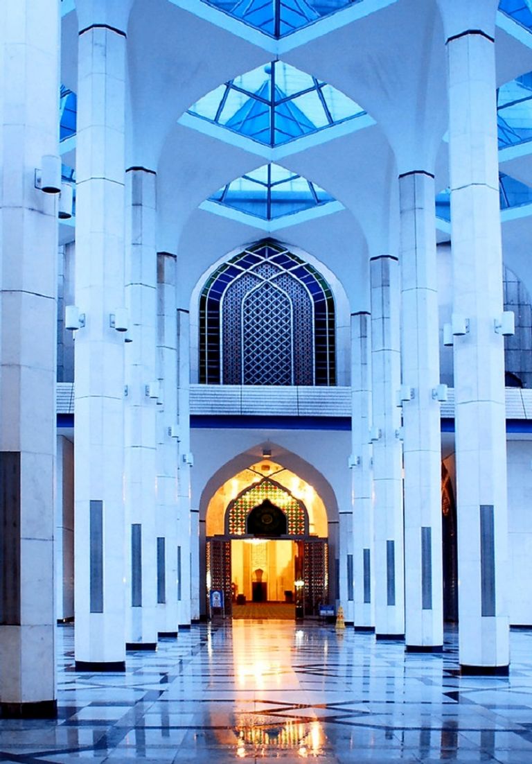 "المسجد الأزرق" ثاني أضخم مسجد في جنوب آسيا